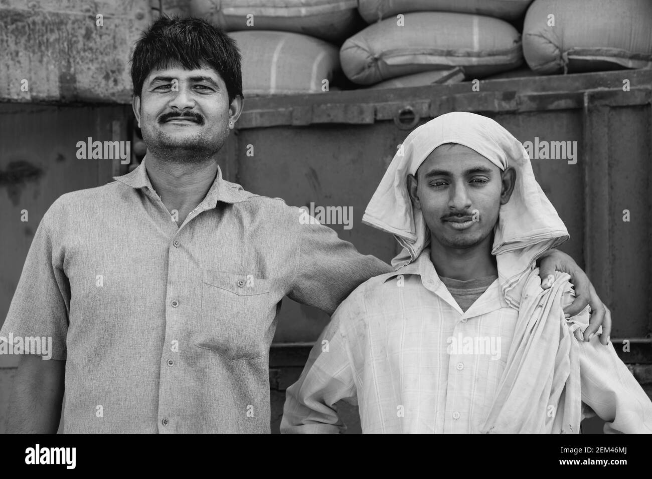Portrait des travailleurs manuels employés pour déplacer des sacs de ciment à la jonction ferroviaire de Mathura, Uttar Pradesh, Inde. Banque D'Images