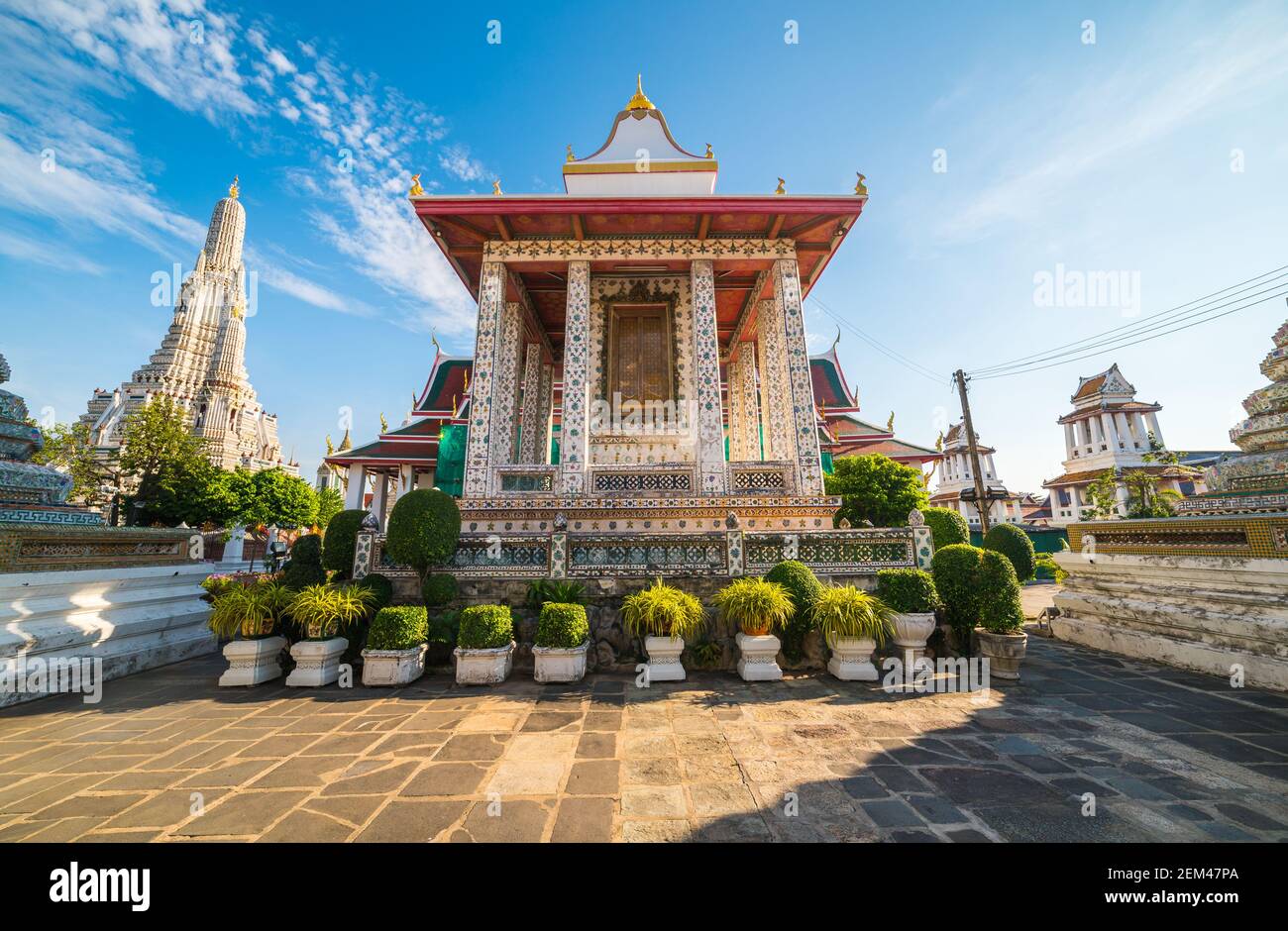 Bâtiment à l'intérieur du complexe du Temple Wat Arun à Bangkok, en Thaïlande, le jour du soleil Banque D'Images