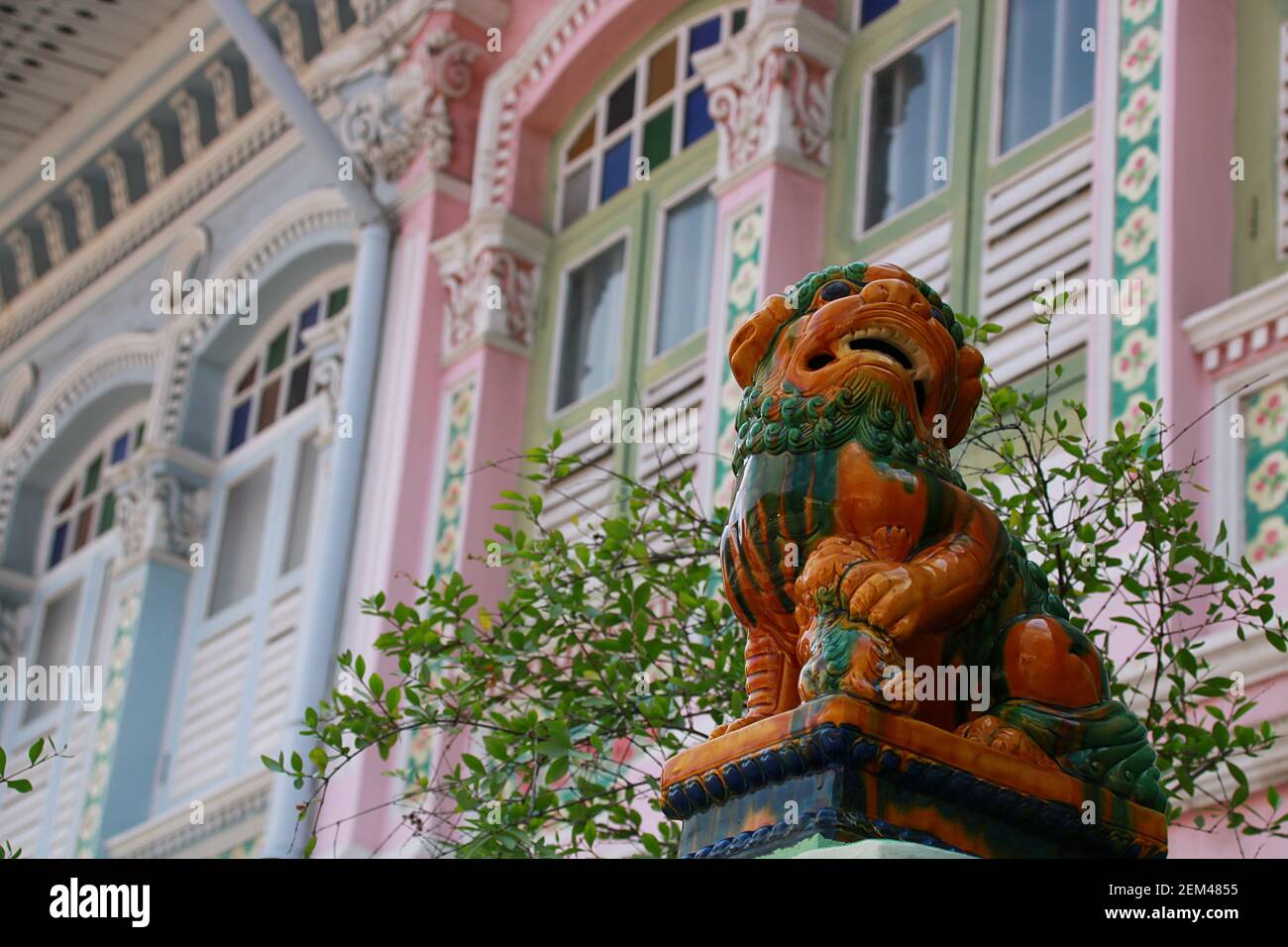 Chien de Foo chinois/chien de Fu ou Lion gardien impérial en céramique placé devant une maison de Peranakan à Joo Chiat Rd, Singapour Banque D'Images