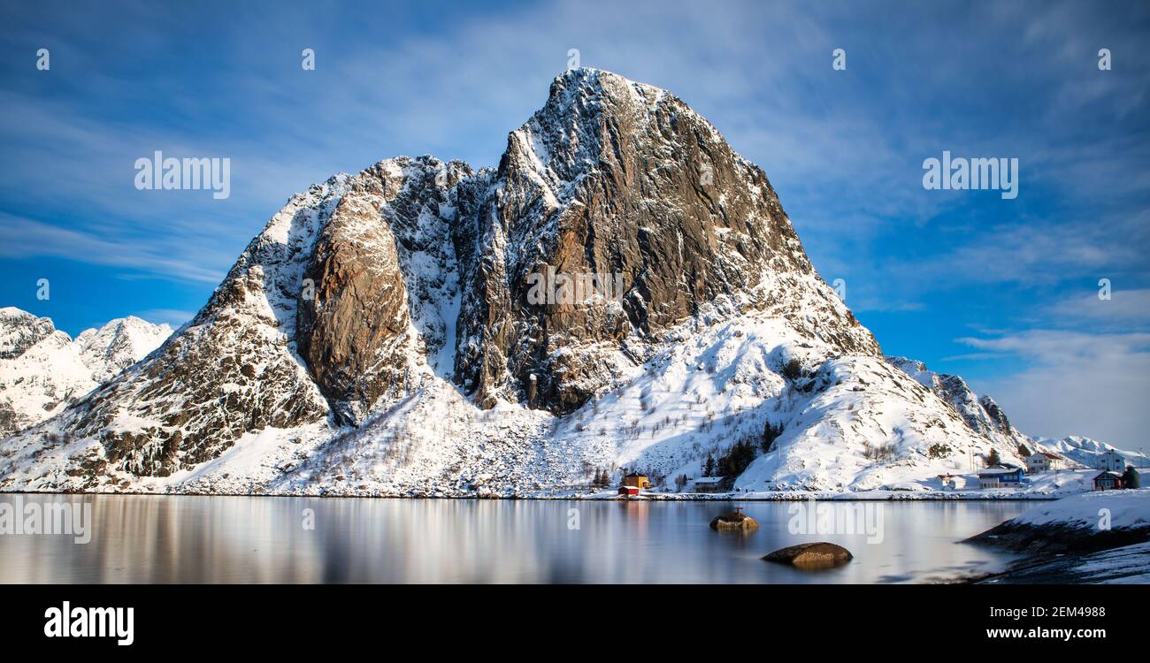 Hamnoy est un petit village de pêcheurs situé dans l'archipel des îles Lofoten, en Norvège. Banque D'Images