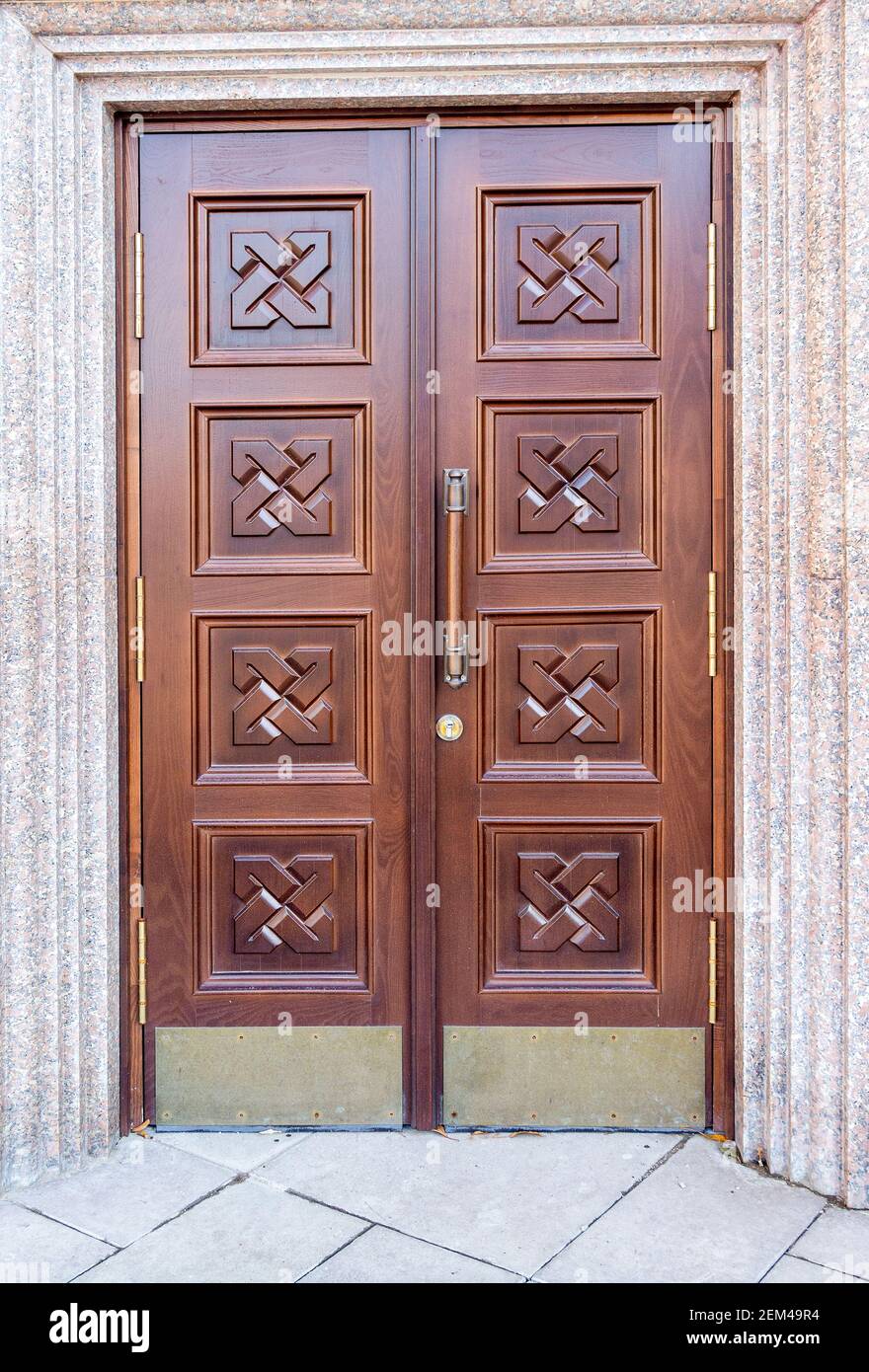 Nouvelle porte en bois massive de la cathédrale orthodoxe Banque D'Images