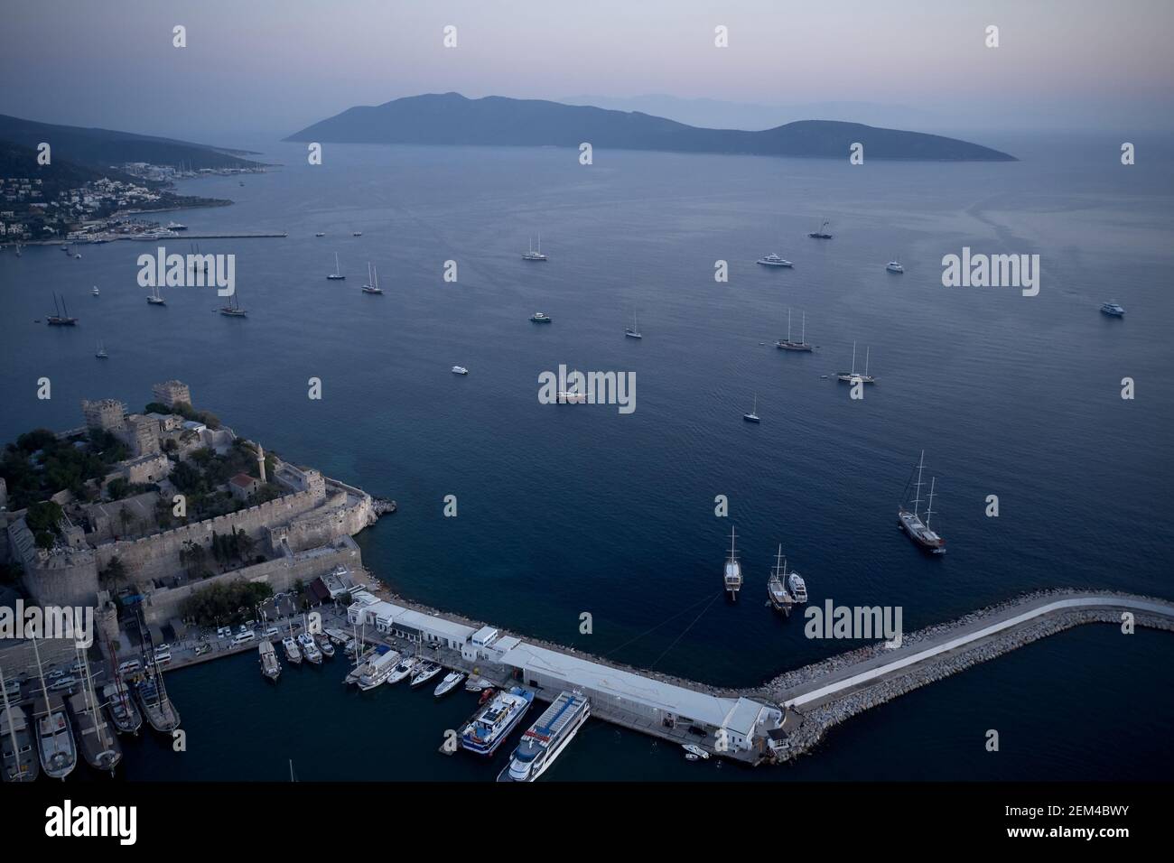 La baie de Bodrum et l'ancien château de Saint Pierre au coucher du soleil. Banque D'Images