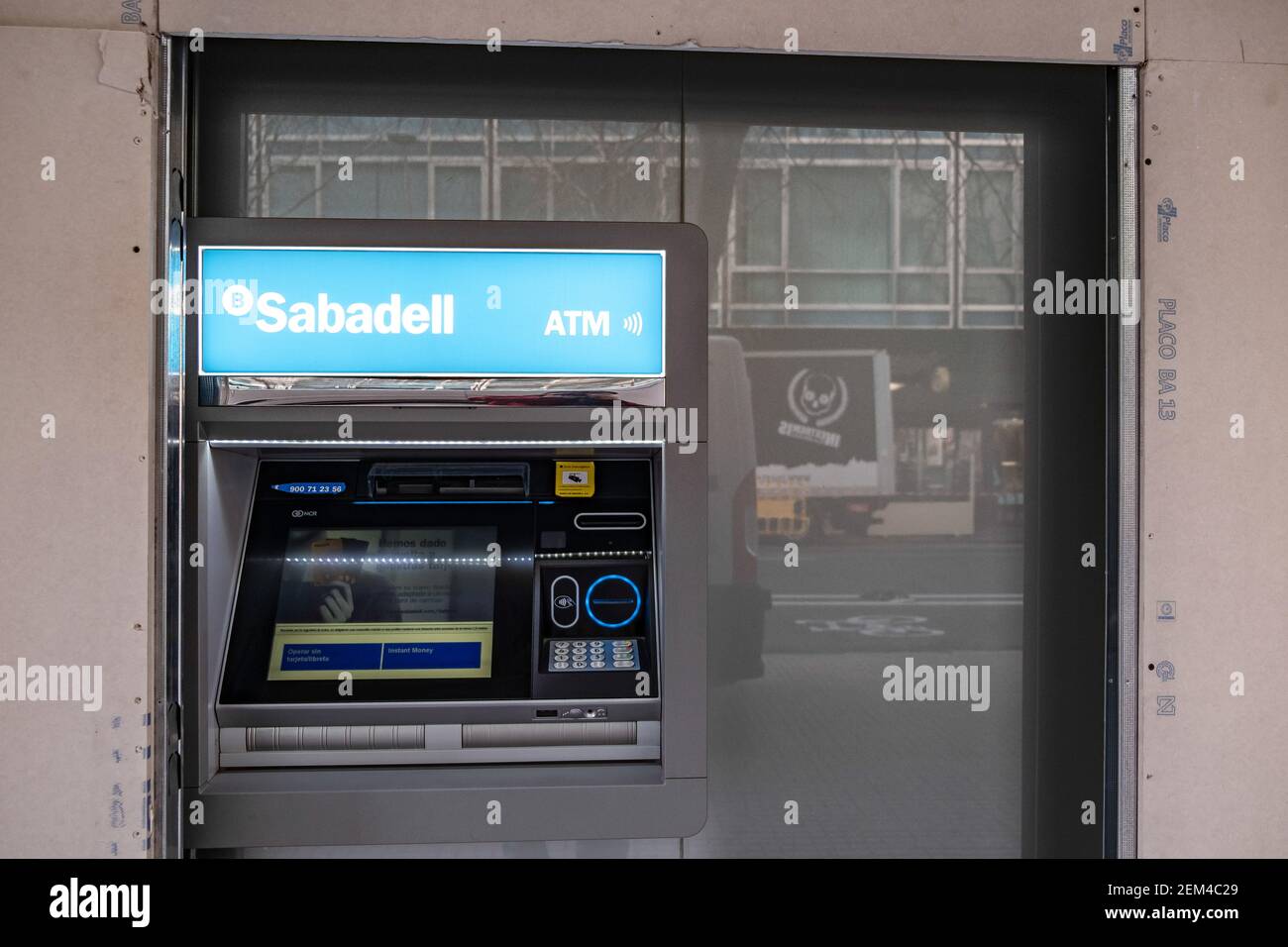 Un ATM du Banco Sabadell dans l'Eixample de Barcelone est vu protégé contre  les émeutes. Après les graves perturbations et le pillage résultant des  manifestations pour la liberté d'expression et contrairement à