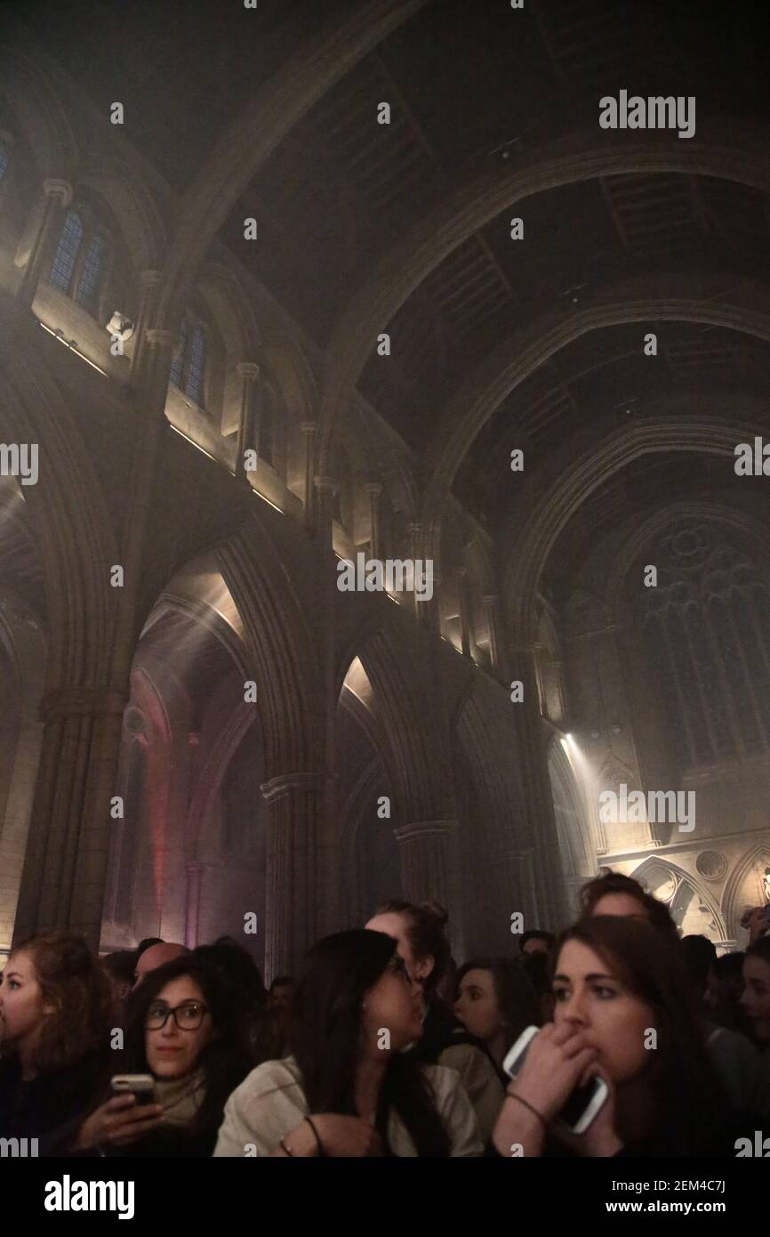 Le public du concert Oh Wonder dans l'église All Saints lors du festival Great Escape 2016 à Brighton, en Angleterre Banque D'Images