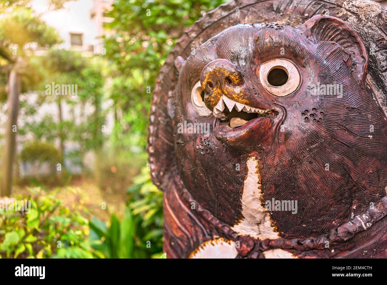 tokyo, japon - novembre 05 2020 : gros plan sur le visage d'une sculpture japonaise mythique tanuki raton laveur réalisée dans une poterie shigaraki Banque D'Images
