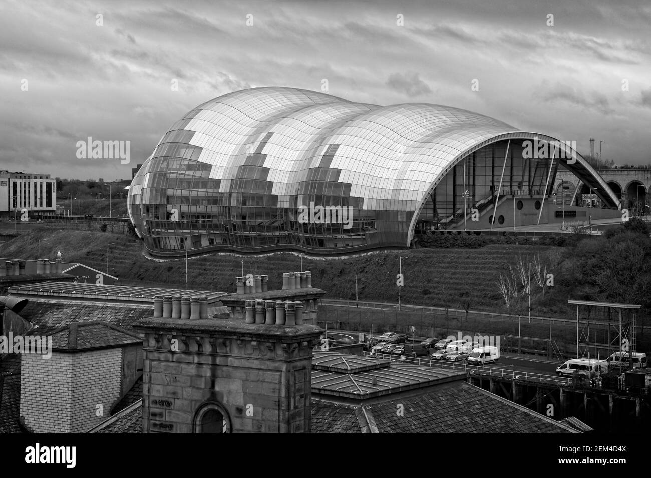 L'architecture très moderne du Sage se trouve en contraste derrière les cheminées et les toits anciens. Prise du pont Tyne à Newcastle, Tyne et WEA Banque D'Images