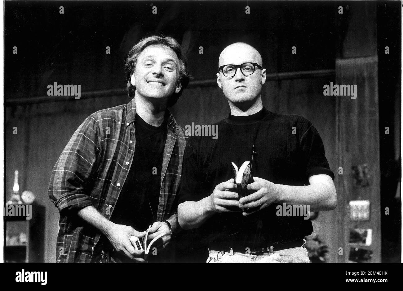 Rik Mayall avec Adrian Edmundson larking arouynd pendant un son Vérifiez avant leur performance au comédien Guidhall Portsmoutth Banque D'Images