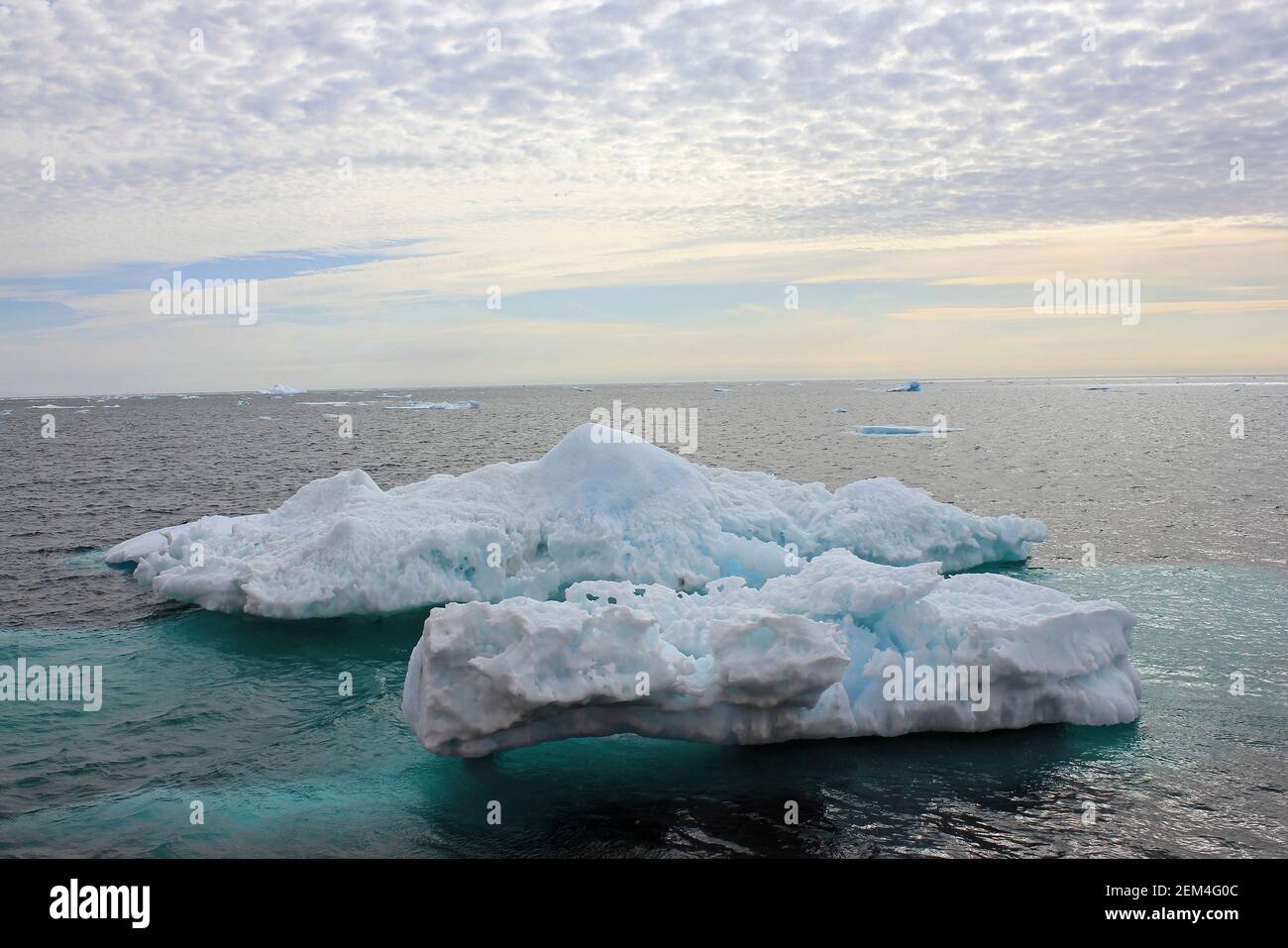 Glace bleue, détroit de Davis, côte est de l'île de Baffin, Nunavut, Canada, vue du NGCC Amundsen Banque D'Images