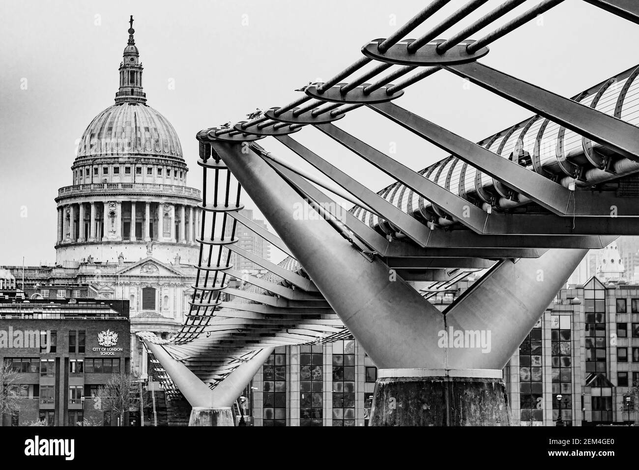 Cathédrale St Pauls et le Millennium Bridge en noir et blanc, Londres, Royaume-Uni Banque D'Images