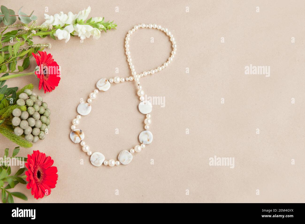 figure de forme de huit 8 nombre sur fond papier avec fleurs gerbera. Carte internationale pour la Journée des femmes. Concept floral pour la journée de l'indépendance des femmes Banque D'Images