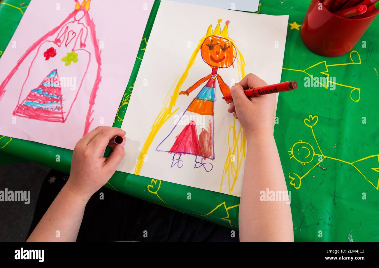 Les mains des jeunes enfants dessinant et colorant avec un stylo feutre Banque D'Images