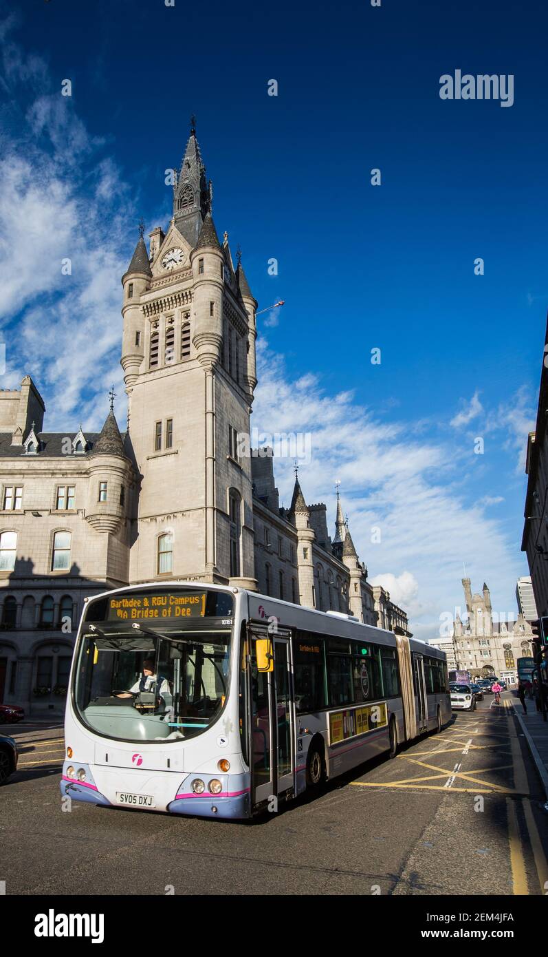 Un bus à impériale passe devant la maison de ville de Union Street, dans le centre-ville d'Aberdeen, en Écosse Banque D'Images