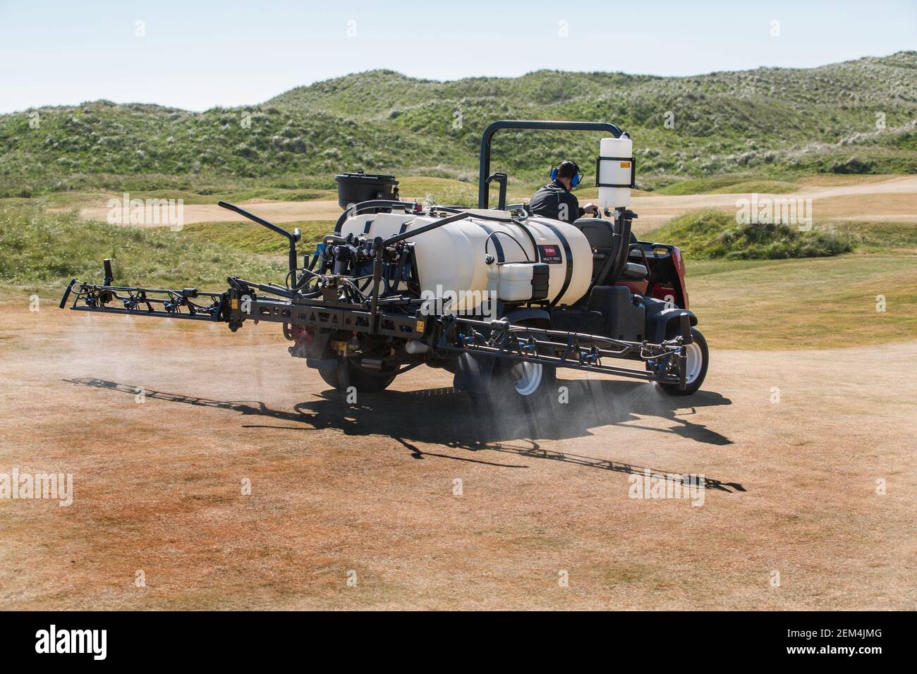 Un green keeper utilisant un pulvérisateur moderne sur le terrain de golf Banque D'Images
