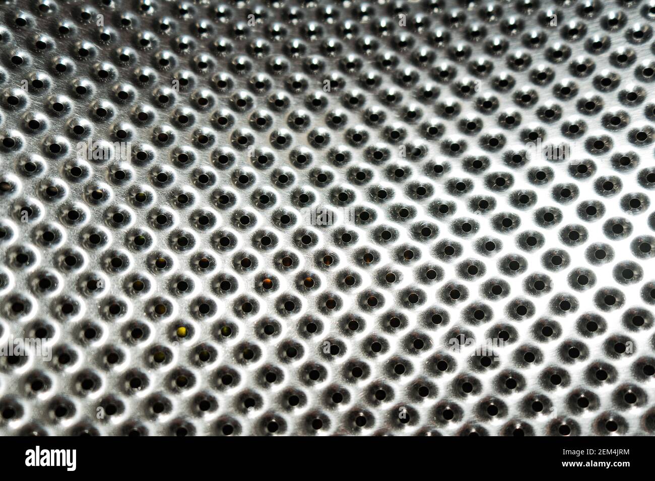 surface métallique brillante avec perforation. Fragment du tambour du lave-linge Banque D'Images