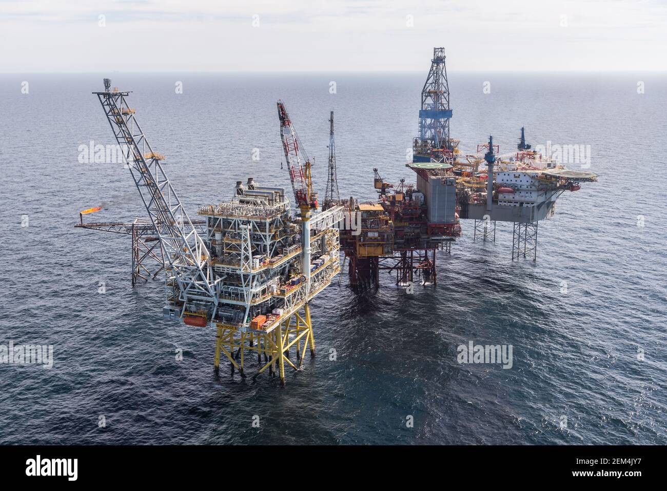 Installation de pétrole offshore ou engin de forage avec engin de forage de levage à côté Banque D'Images