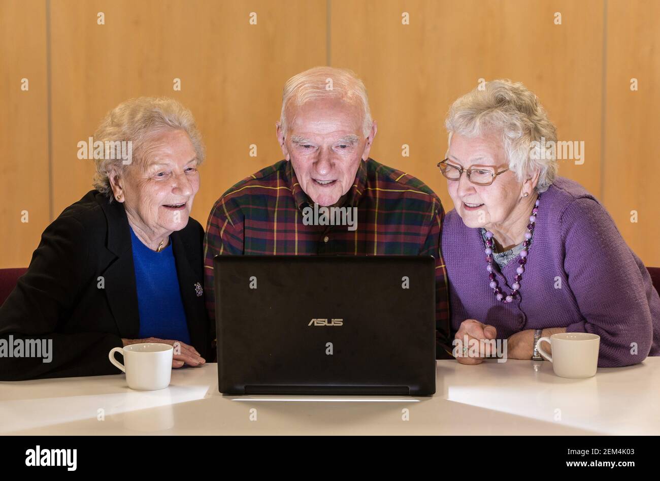 Les retraités utilisant un ordinateur portable ensemble Banque D'Images