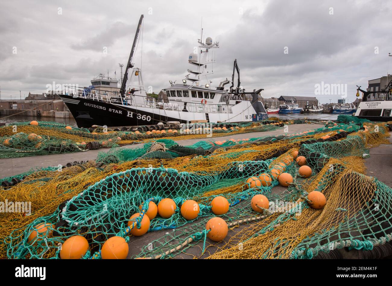 Filets et engins de pêche devant les chalutiers du port de Peterhead à Aberdeenshire, en Écosse, au Royaume-Uni Banque D'Images