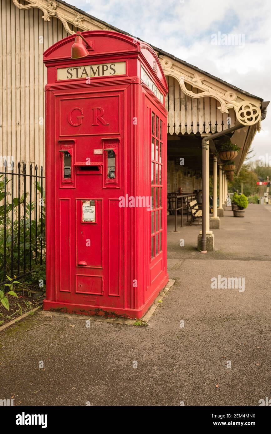 Combinaison inhabituelle d'un distributeur de timbres-poste, d'une boîte postale et d'un kiosque téléphonique public dans une gare ferroviaire du patrimoine de Somerset au Royaume-Uni Banque D'Images