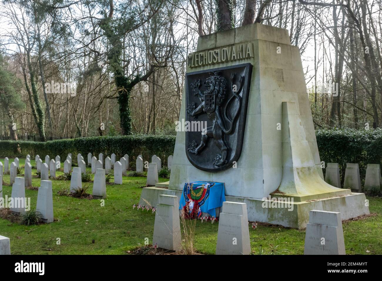 Tombes de guerre et mémorial dans la section tchèque (tchécoslovaque) du cimetière militaire de Brookwood à Surrey, Angleterre, Royaume-Uni Banque D'Images