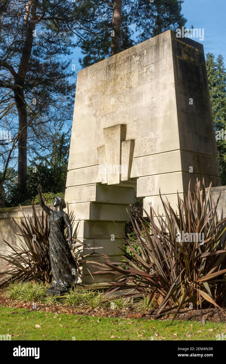 Mémorial et statue dans le terrain libre français du cimetière militaire de Brookwood, Surrey, Angleterre, Royaume-Uni Banque D'Images