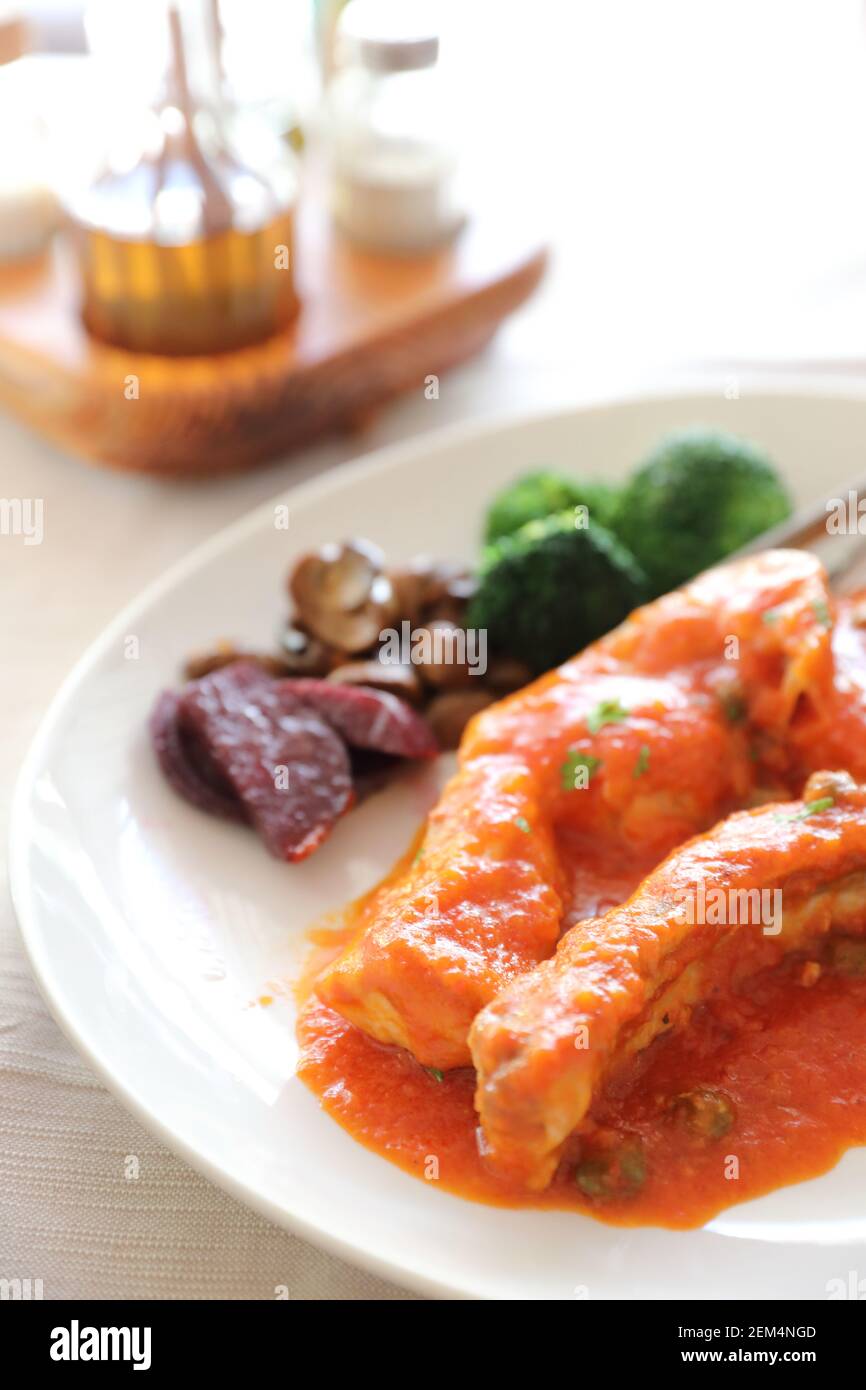 Steak de porc avec la sauce tomate et champignons , la cuisine italienne Banque D'Images