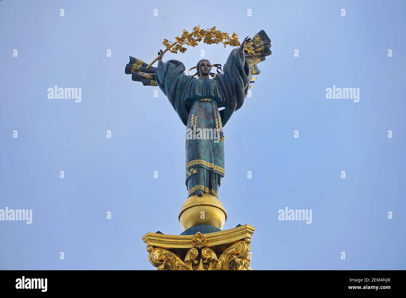 La figure de la sculpture de la jeune Oranta en bronze moulé, le sommet du monument de l'indépendance à Kiev Banque D'Images