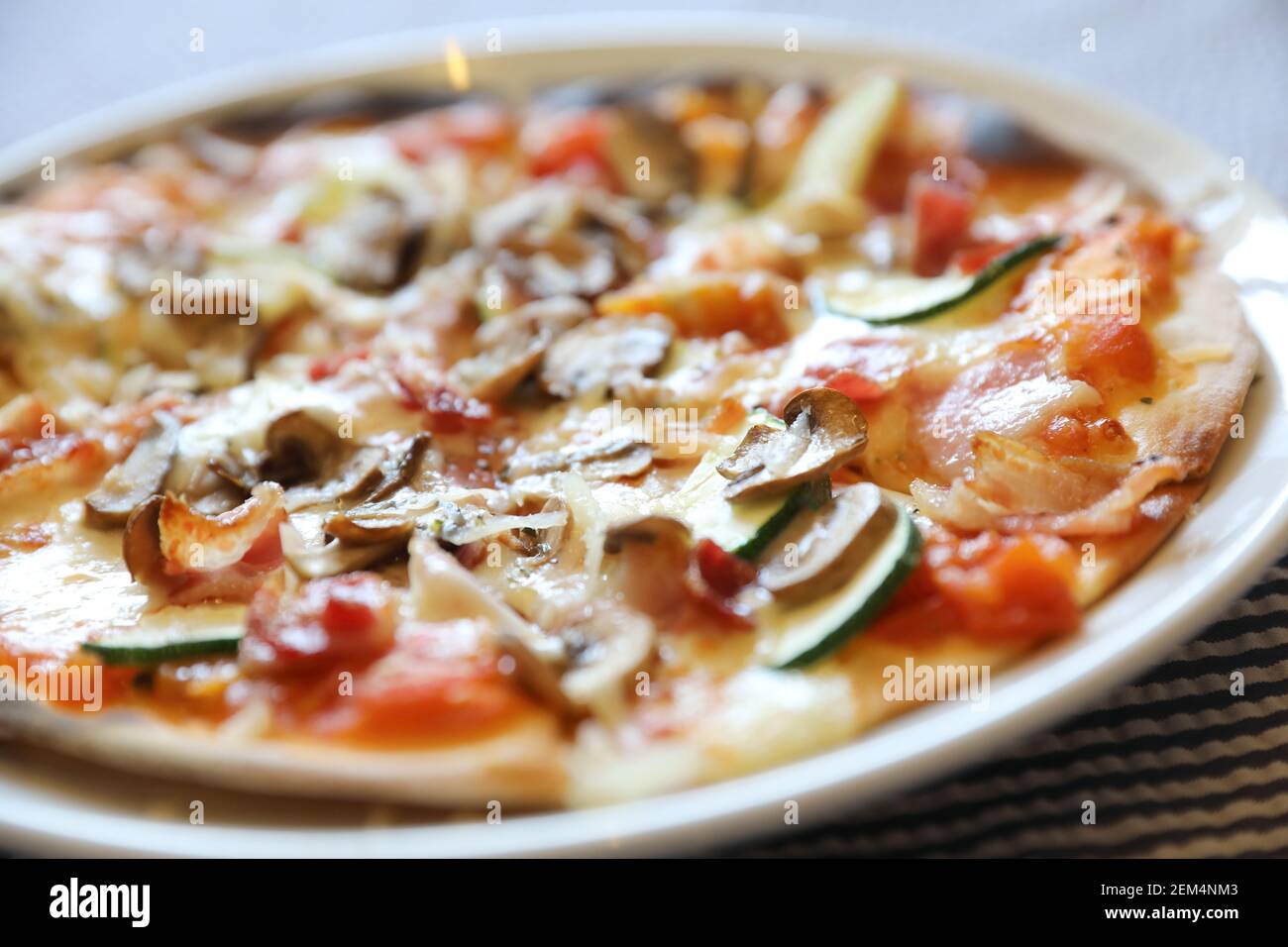 Pizza au bacon et champignons , la cuisine italienne Banque D'Images