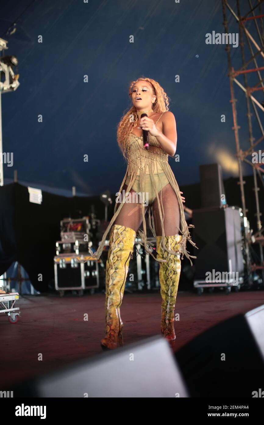 Lion Babe se présentant sur la scène de danse de la BBC radio 1 le premier jour du Festival de lecture de 2016. Date de la photo : vendredi 26 août 2016. Le crédit photo devrait r Banque D'Images