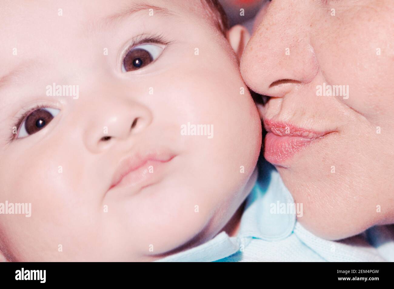 Close-up of a woman kissing son fils Banque D'Images