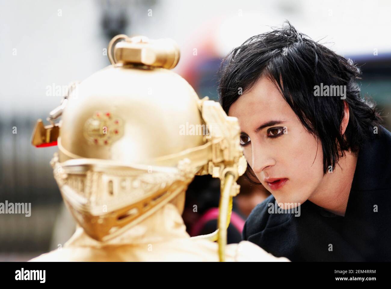 Gros plan d'un jeune homme qui regarde un mime Banque D'Images