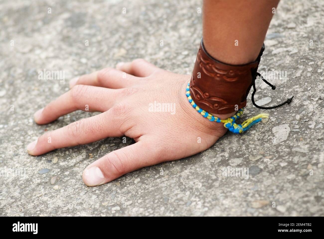 Gros plan des bracelets sur la main d'un homme Banque D'Images