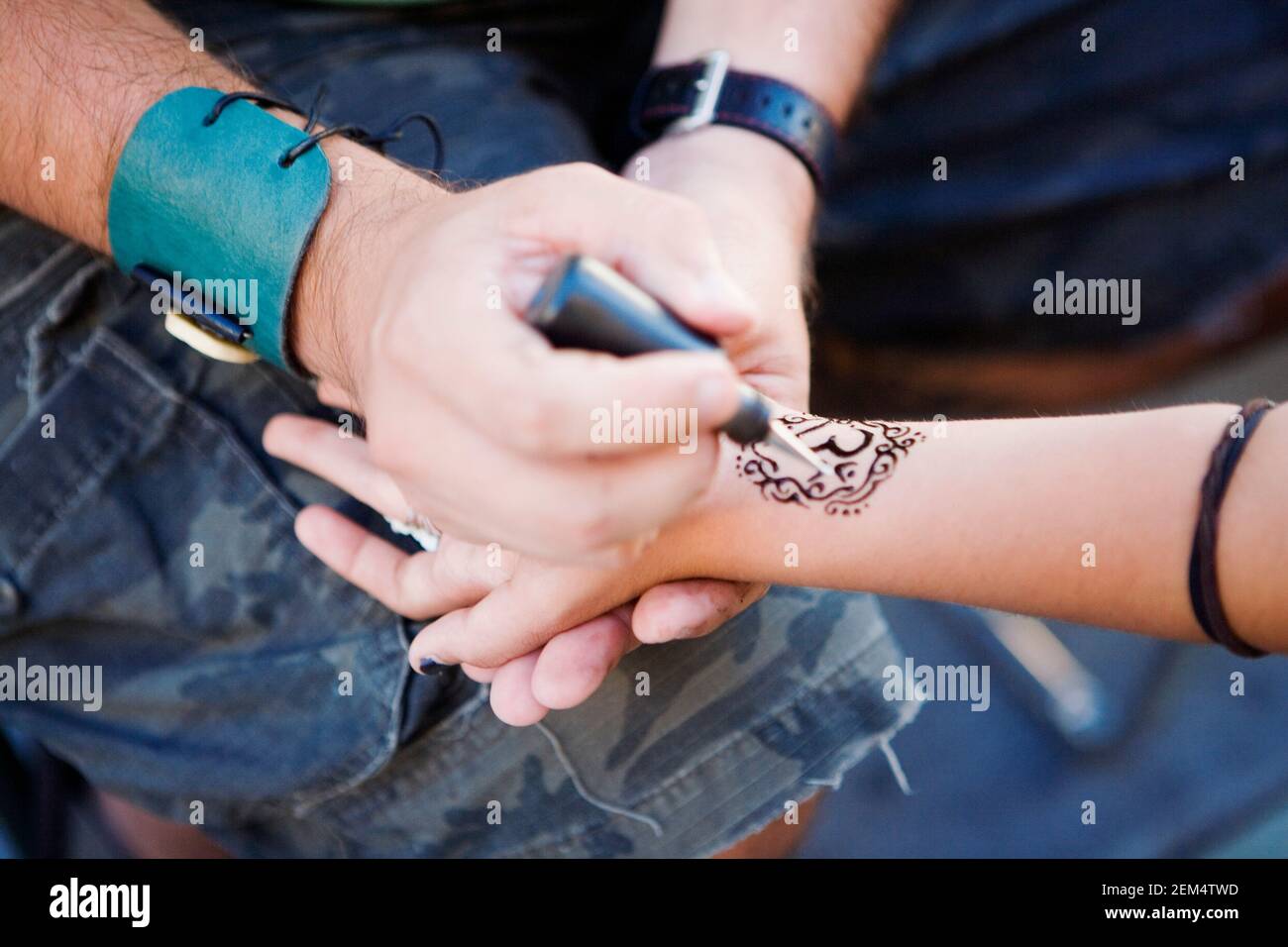 High angle view of a dessiner un tatouage sur une main Banque D'Images