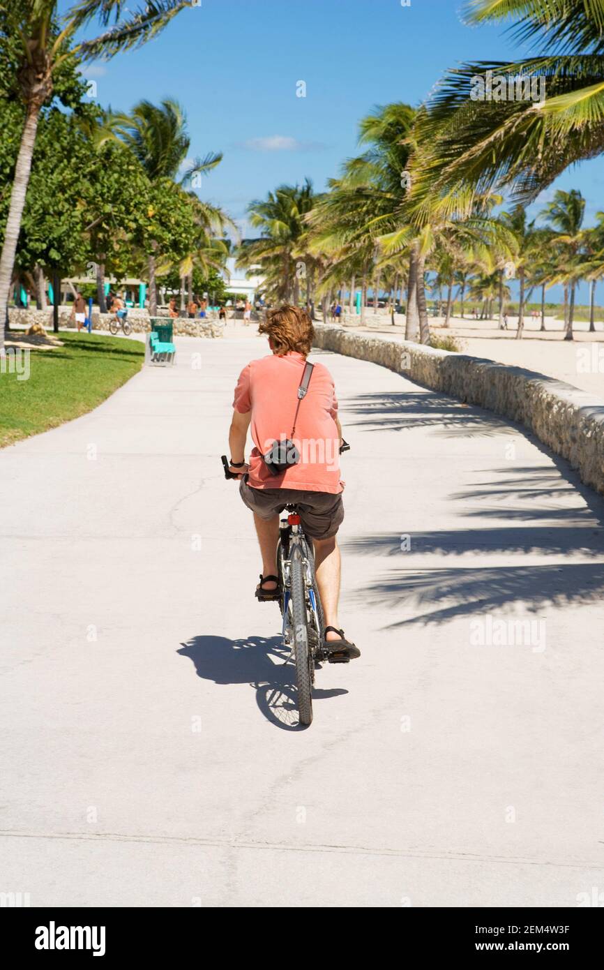 Vue arrière d'un homme monté sur un vélo Banque D'Images