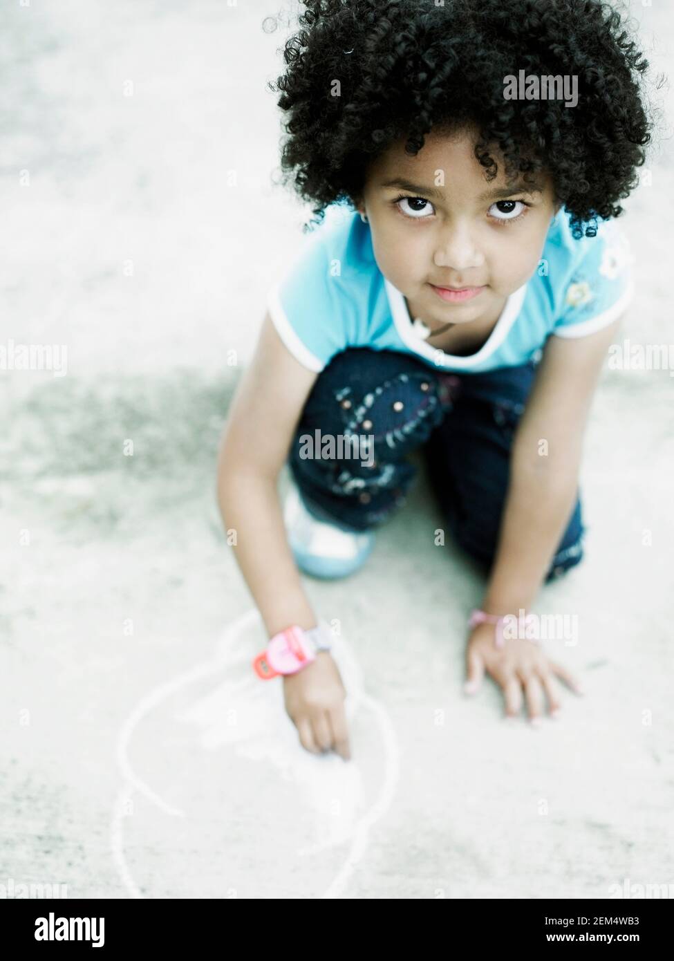 Portrait of a Girl avec de la craie sur le sol Banque D'Images