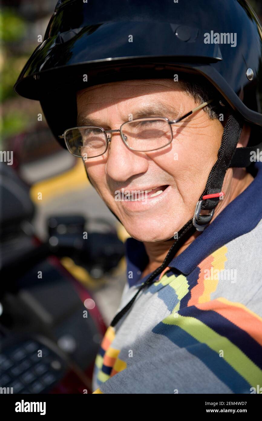 Portrait d'un homme mature portant un casque de moto et sourire Photo Stock  - Alamy