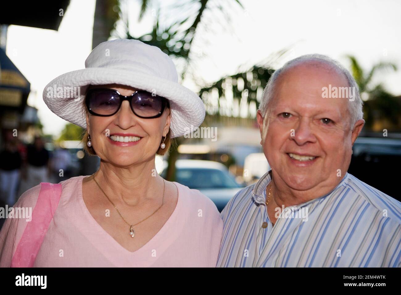 Gros plan d'une femme âgée et d'un homme mûr souriant Banque D'Images