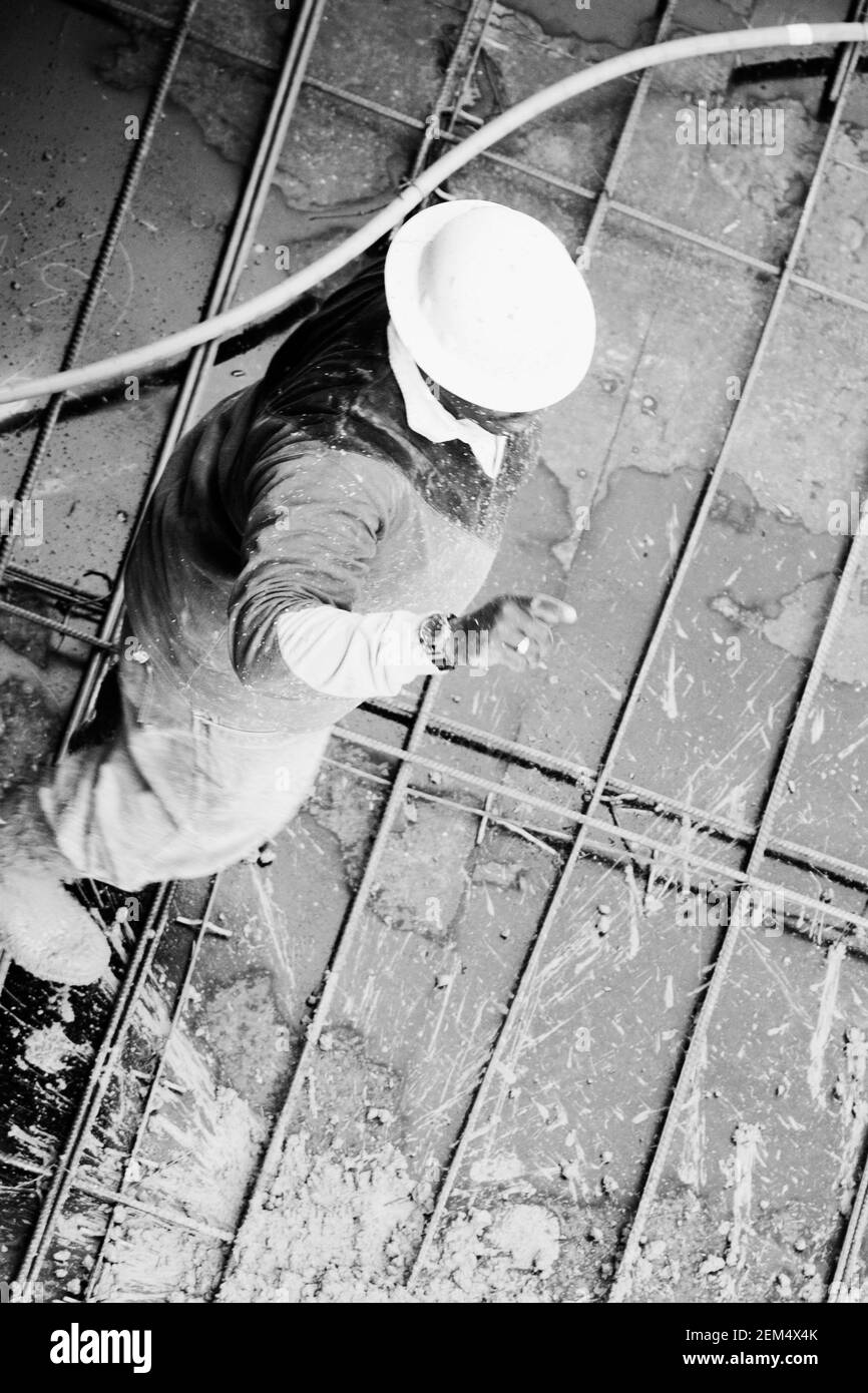 Portrait d'un travailleur de la construction travaillant sur un chantier de construction Banque D'Images