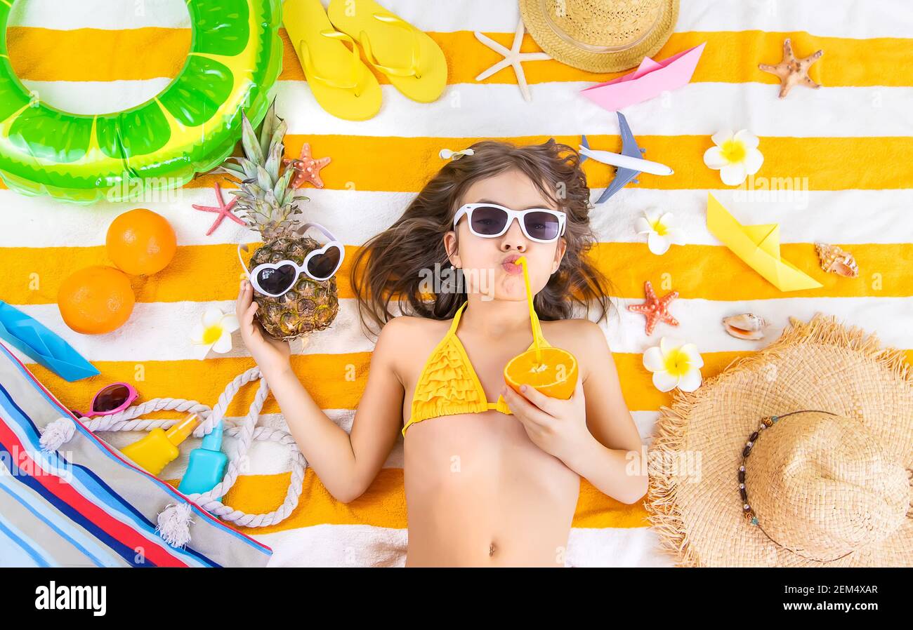 Une Petite Fille Sur Une Serviette De Plage Au Bord De La Mer Mise Au Point Selective Enfant Photo Stock Alamy
