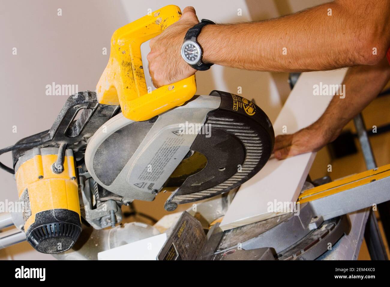 Close-up of a person's hand en utilisant une scie circulaire Banque D'Images