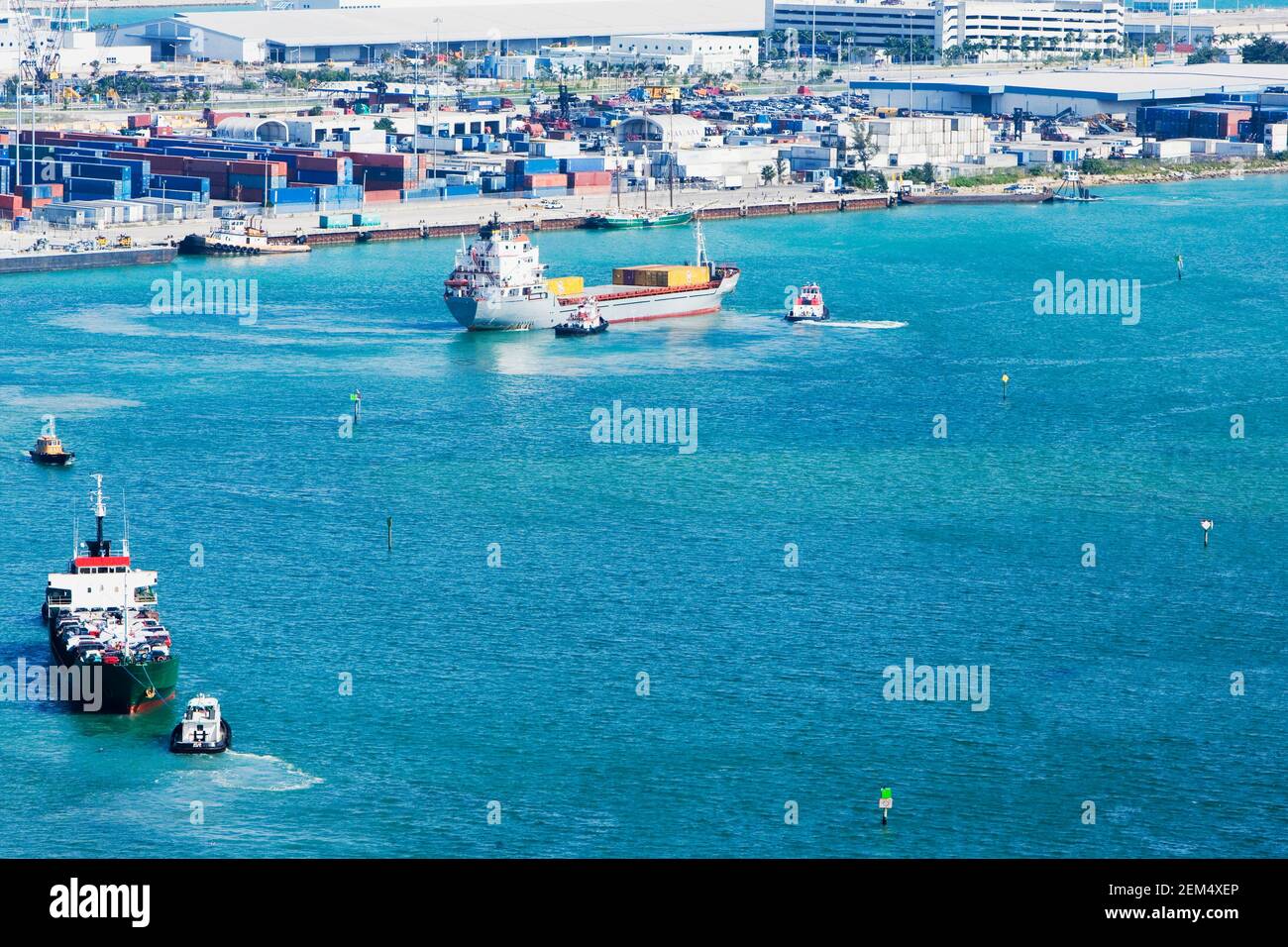 Portrait de deux navires porte-conteneurs avec des remorqueurs dans la mer en face d'un commercial dock Banque D'Images