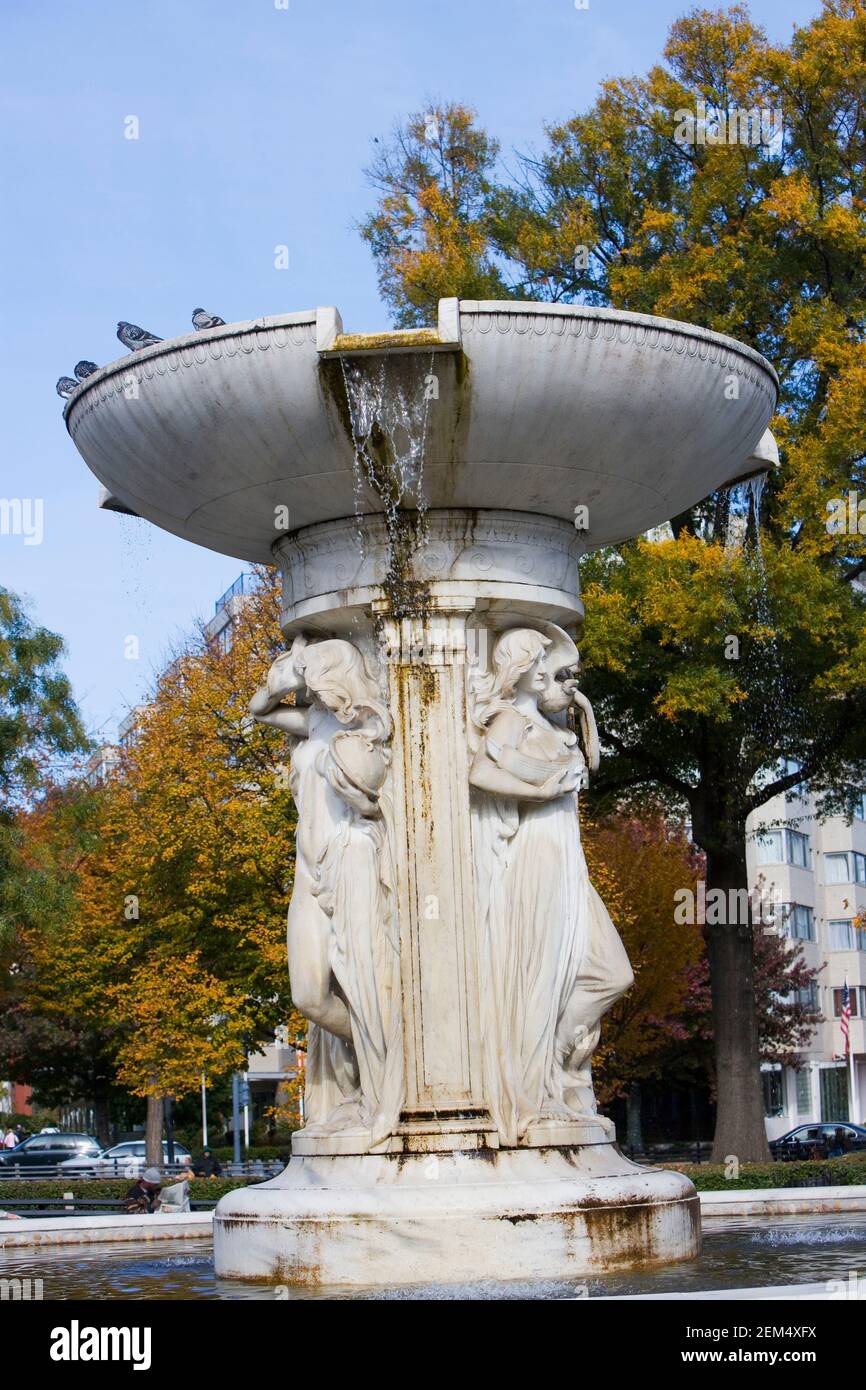 Statues à une fontaine, DuPont Circle Fountain, DuPont Circle, Washington DC, Washington State, ÉTATS-UNIS Banque D'Images Statues à une fontaine, DuPont Circle Fountain, DuPont Circle, Washington DC, Washington State, ÉTATS-UNIS Banque D'Images