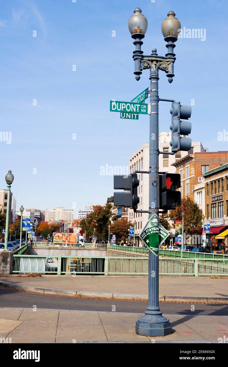 Marche ne marchez pas avec un feu de circulation sur un lampadaire dans une ville, Washington DC, Washington State, Etats-Unis Banque D'Images