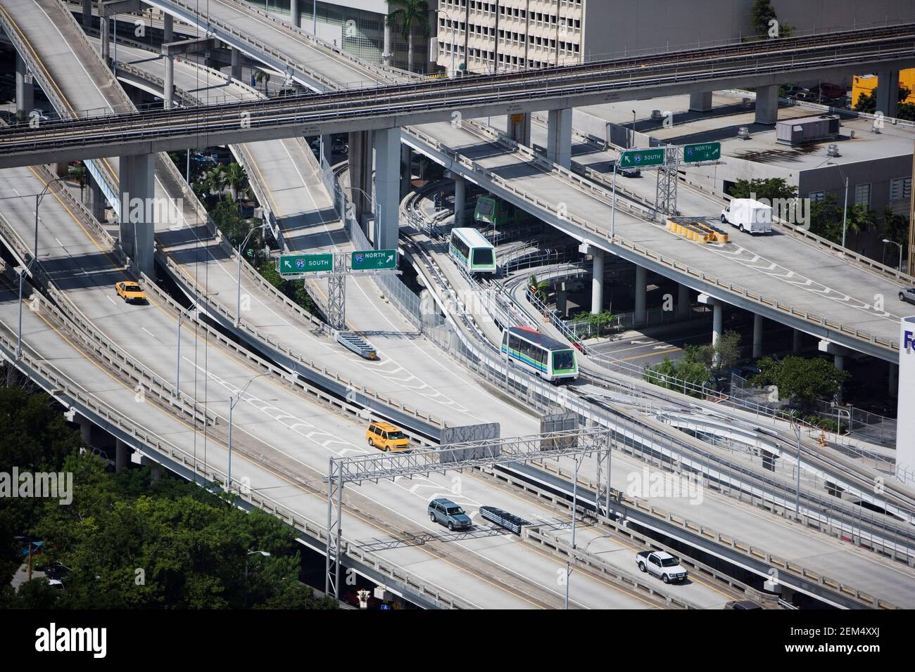 Vue en grand angle des passages supérieurs dans une ville, Miami, Floride, États-Unis Banque D'Images