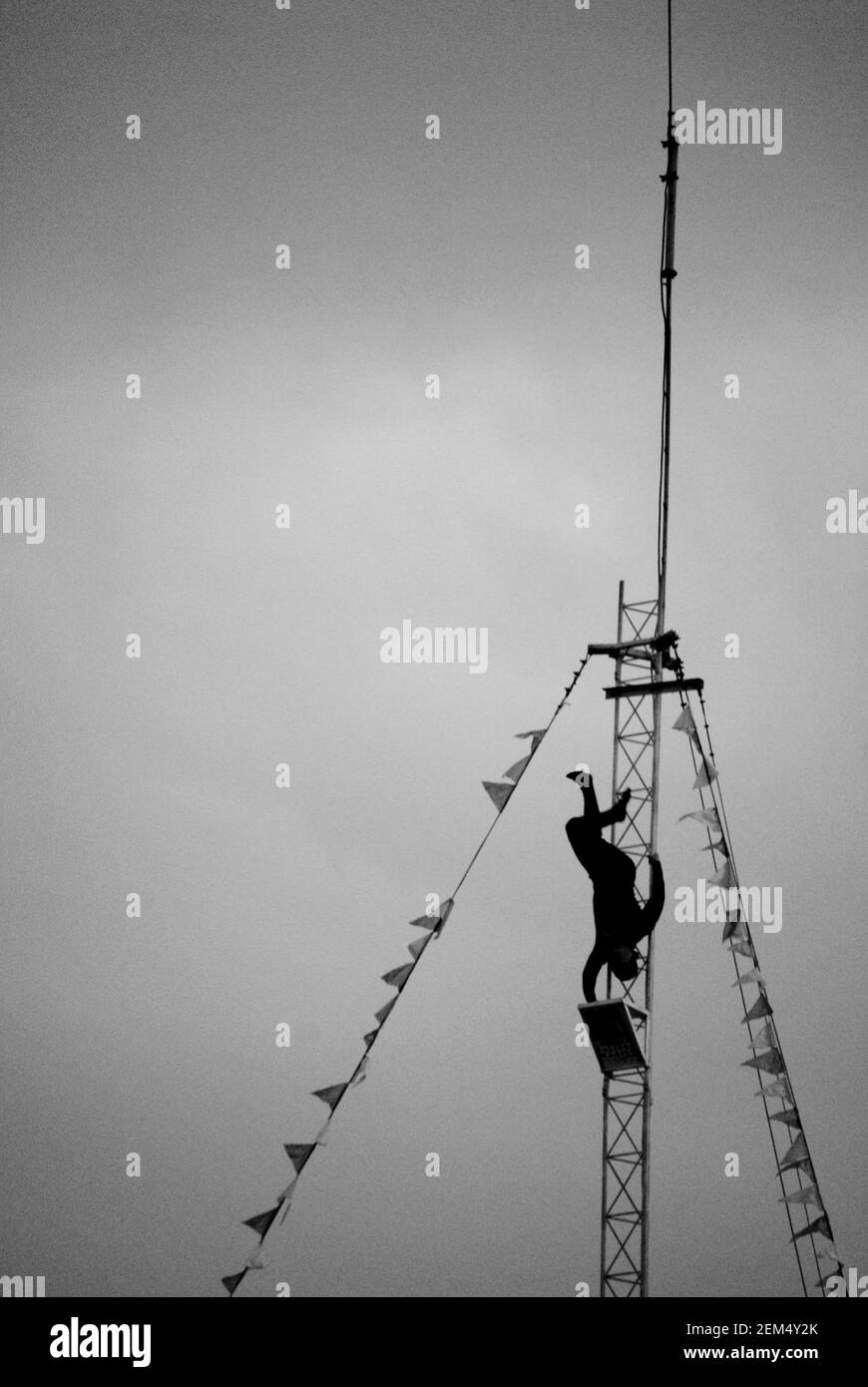 Vue à angle bas d'une statue sur une tour de communication Banque D'Images