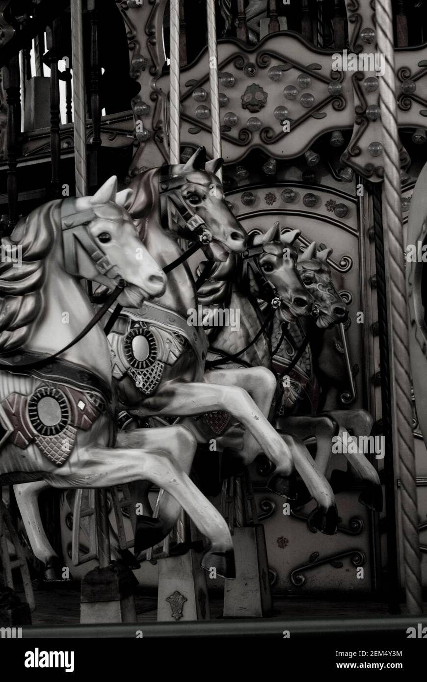 Gros plan sur les chevaux de carrousel dans un parc d'attractions Banque D'Images