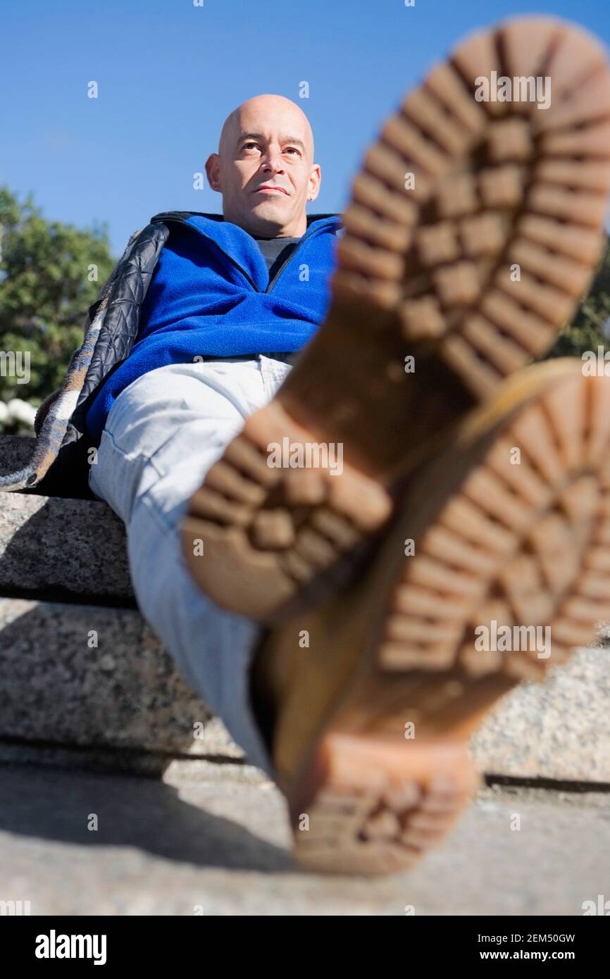 Man sitting on steps Banque D'Images
