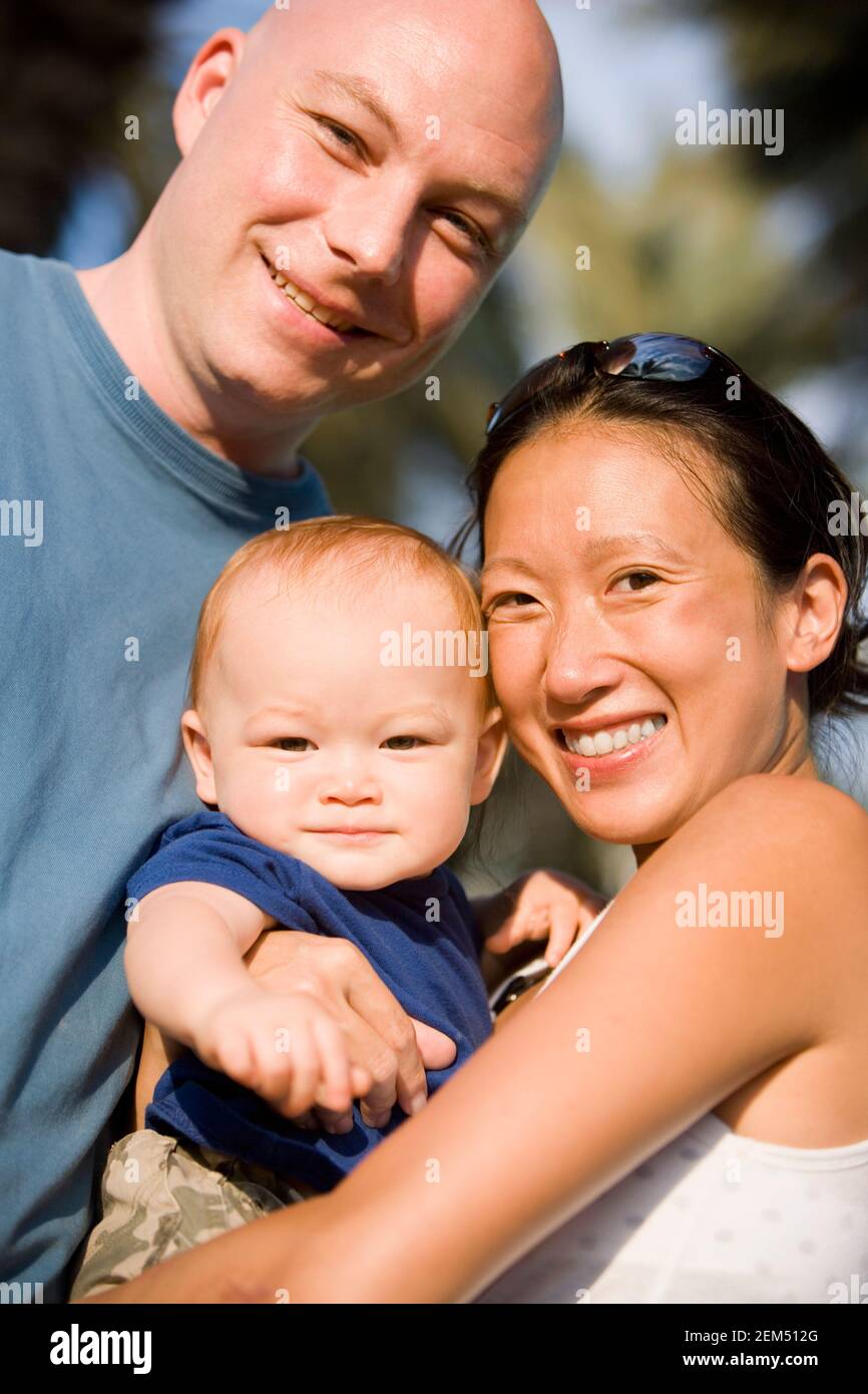 Portrait d'un couple adulte moyen souriant avec son bébé garçon Banque D'Images