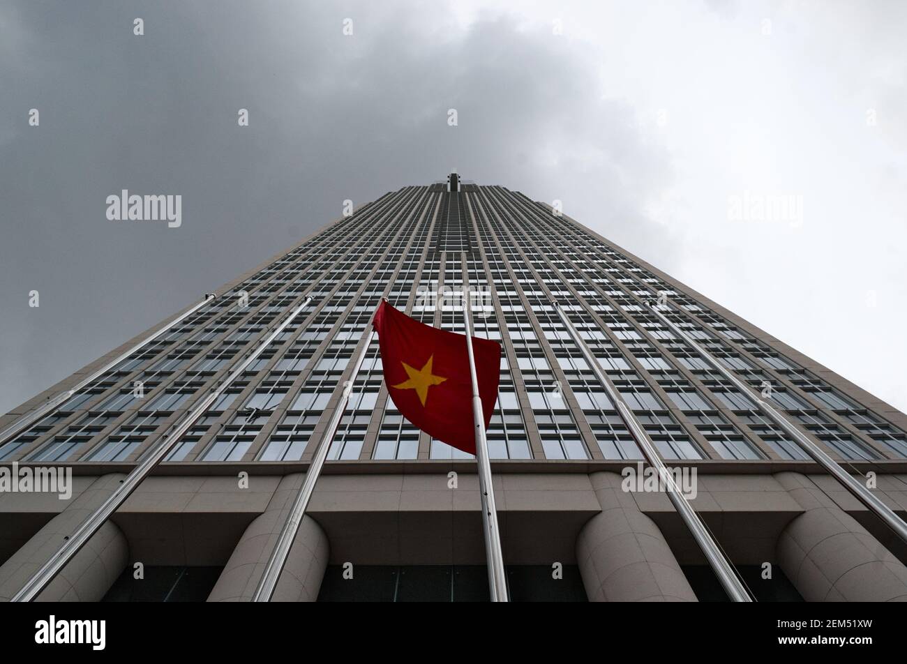 Drapeau vietnamien contre un bâtiment commercial moderne de haute hauteur avec un angle bas vue Banque D'Images