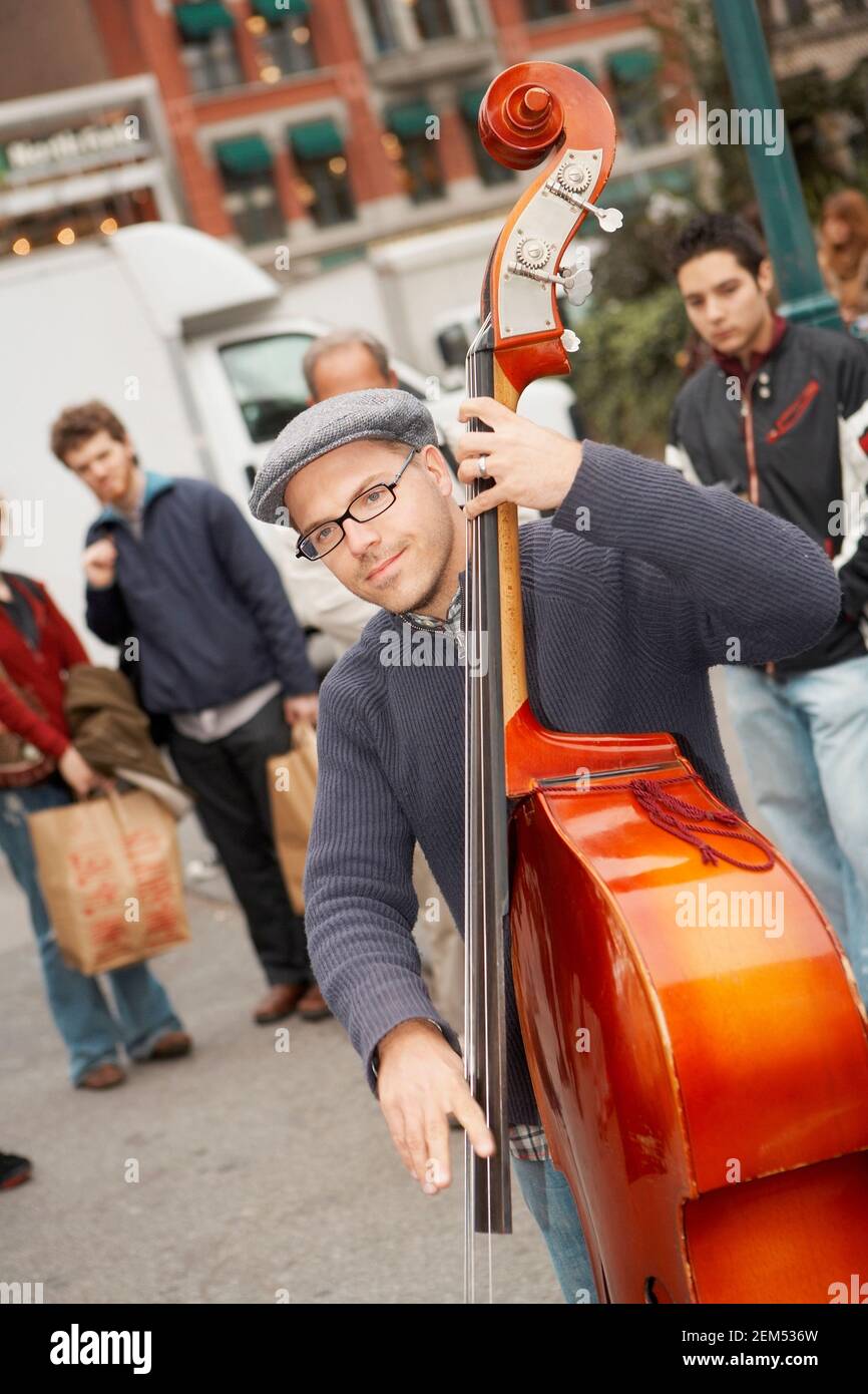 Musicien de rue jouant un violoncelle Banque D'Images