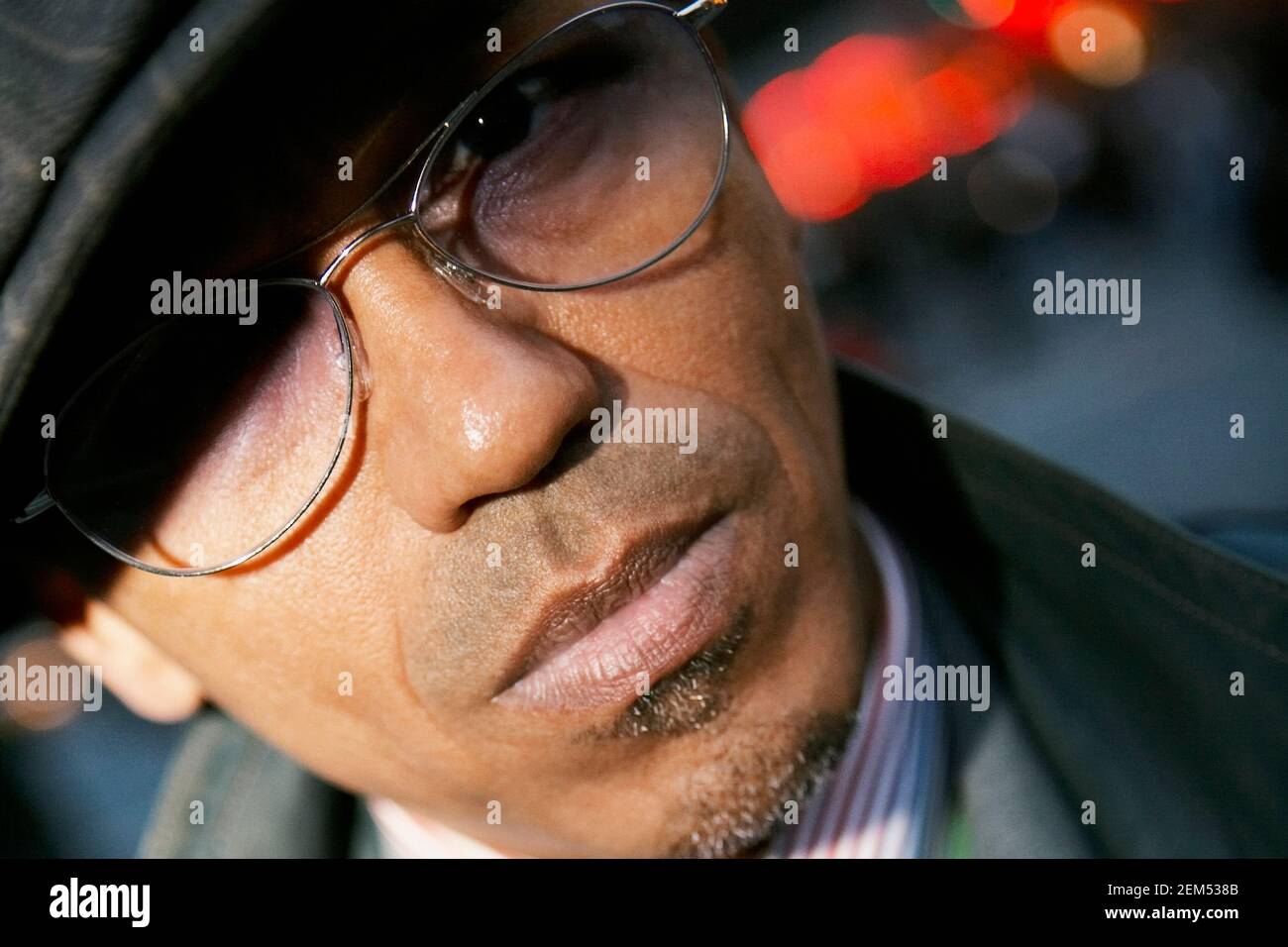 Portrait of a young man wearing a vendre Banque D'Images